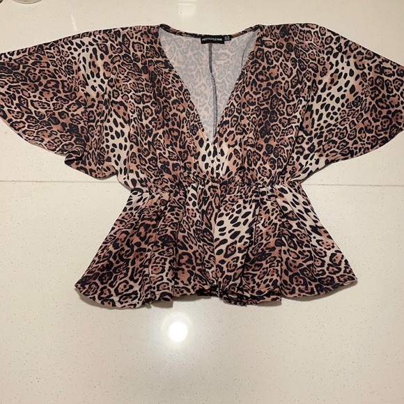 PrettyLittleThing Leopard Plunge V-neck Blouse - Picture 4 of 6